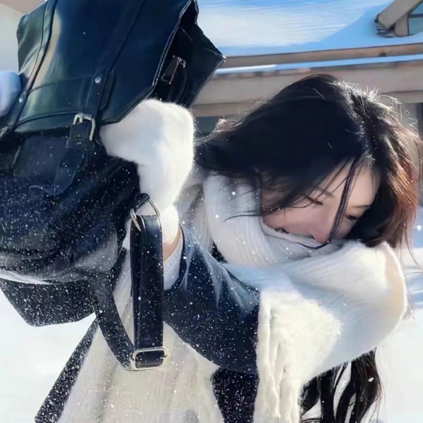 照片中的女孩